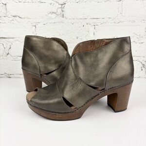 Dansko Delphina Peep Toe Metallic Bronze Leather Ankle Bootie Heels Platform 40